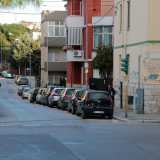 Poi l�ex fiume viene letteralmente mangiato dall�asfalto. Tuttavia l�intero antico percorso � facilmente ricostruibile: i numerosi avvallamenti che caratterizzano alcune strade cittadine sono infatti i giusti indizi per individuare le zone in cui scorreva. � il caso ad esempio di Poggiofranco �bassa�, dove tra via Papa Pio XII e via Pansini ci sono tanti tratti di asfalto che salgono e scendono...